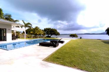 Exceptional: Sea front Villa located in an RES complex on a beautiful natural sandy beach with its blue lagoon (Freehold)